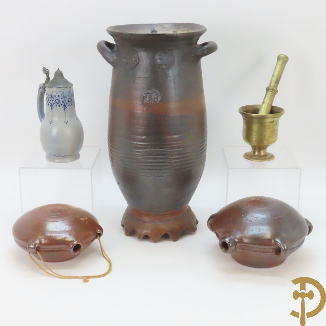 Langerwehe steengoed kruik + twee steengoed veldkruiken +Keulse dekselkan + bronzen mortier met stamper