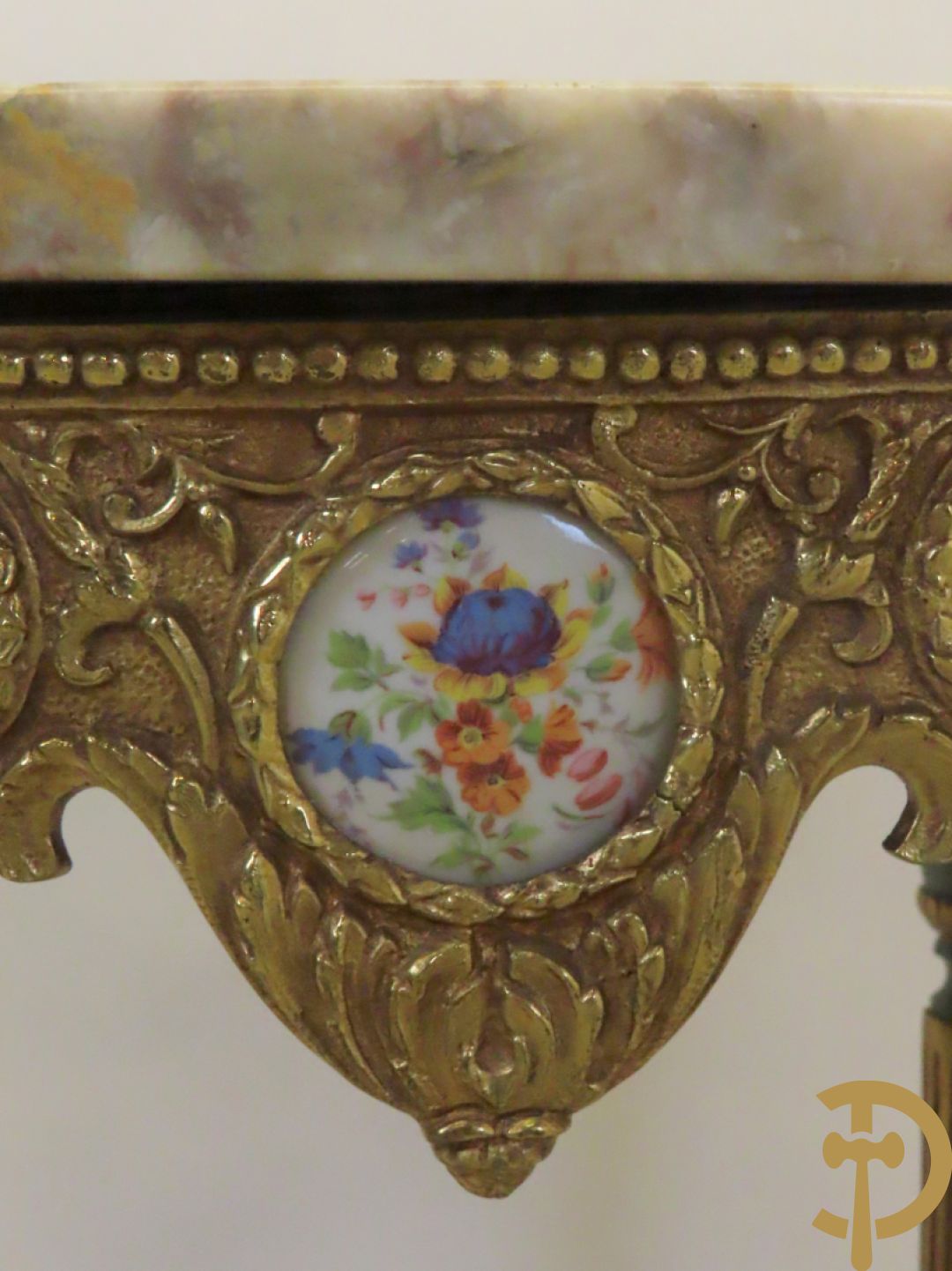 Koperen ronde bijzettafel bezet met porseleinen plakkettes