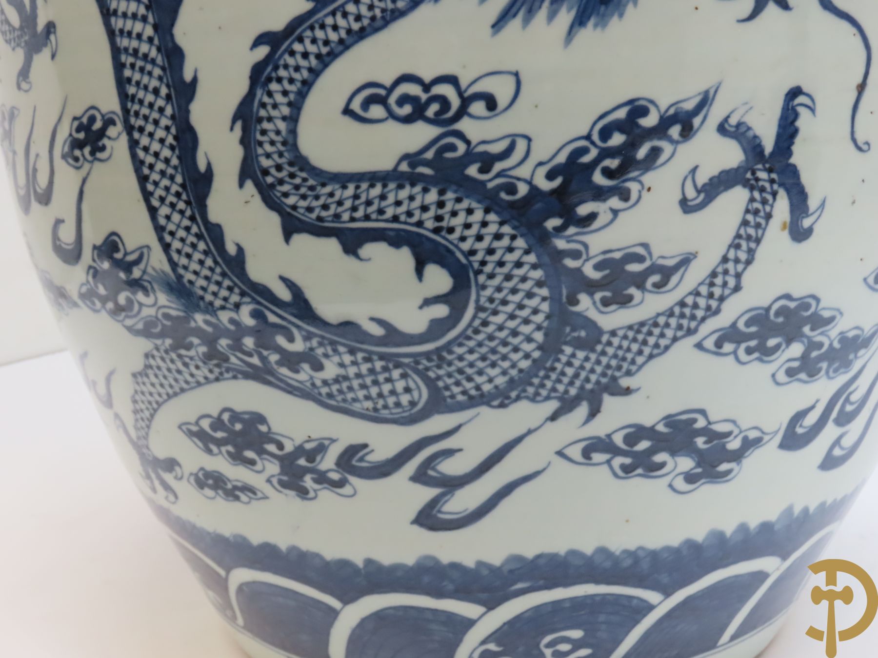 Chinese porseleinen blauw - witte cachepot met met drakenmotieven en wolkendecor