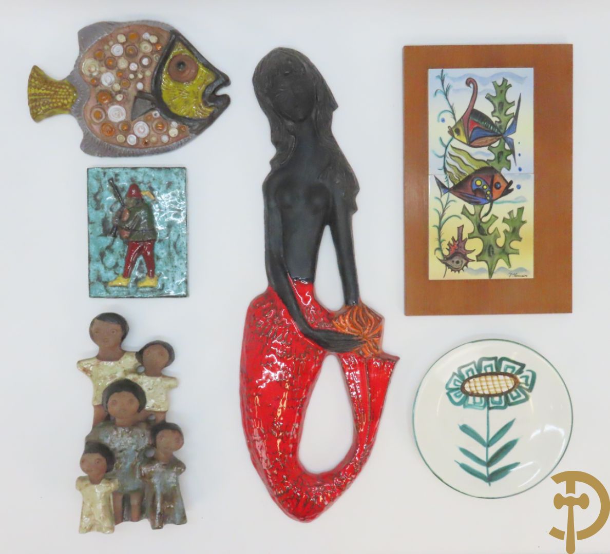 Zes vintage keramiek sculpturen w.o. zeemeermin van Amphora, keramieken vis, plakkette van doedelzakspeler, groepje met 5 kindjes, bord RP gemerkt en basrelief met vissen Vermeire P.