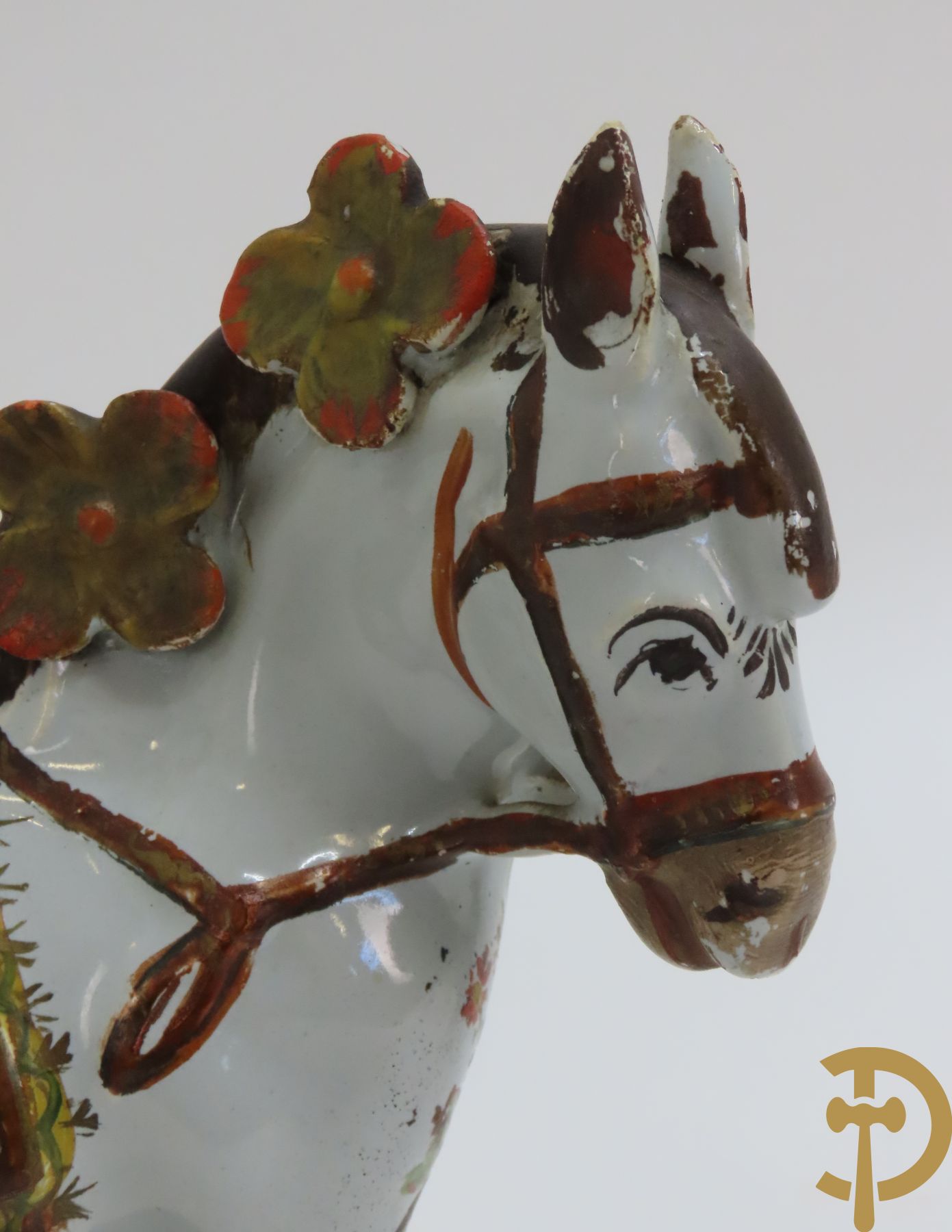 Paar paardjes in Franse faience met handbeschilderd decor, 19e