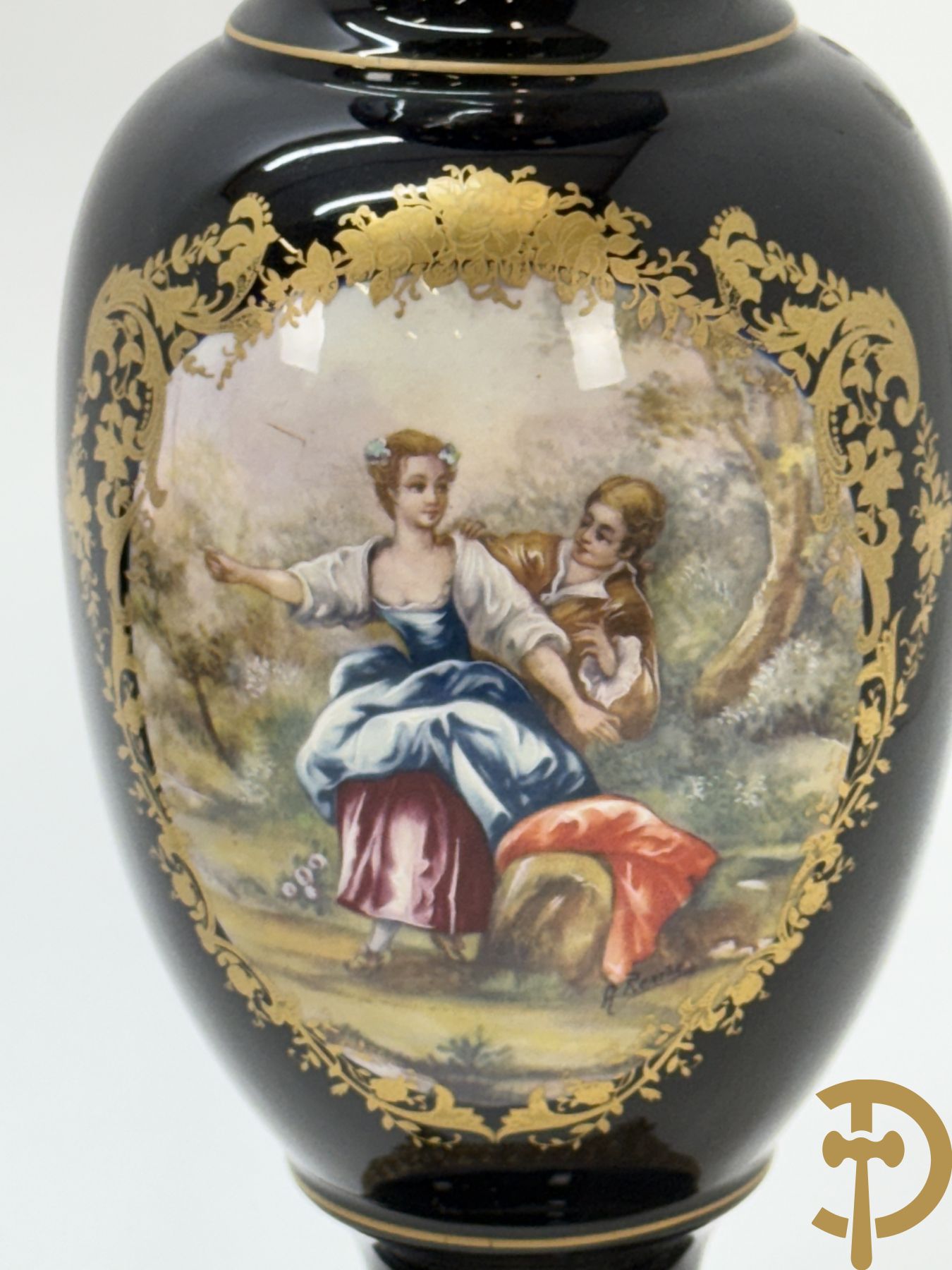 Paar kobaltblauwe porseleinen vazen met romantisch decor op koperen voet, ACF gemerkt