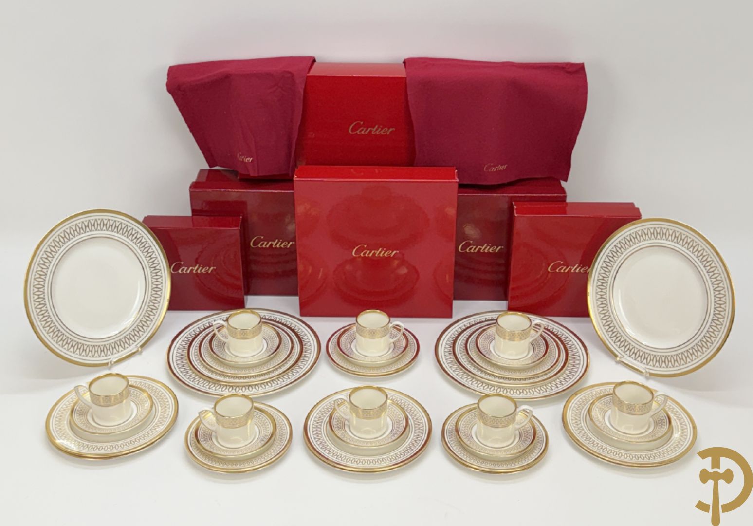 Porseleinen servies Cartier met vergulde rand bestaande uit 4 grote borden, 8 dessert bordjes, 8 koffie kopjes en schoteltjes en 8 kleine bordjes, La Maison Des Must