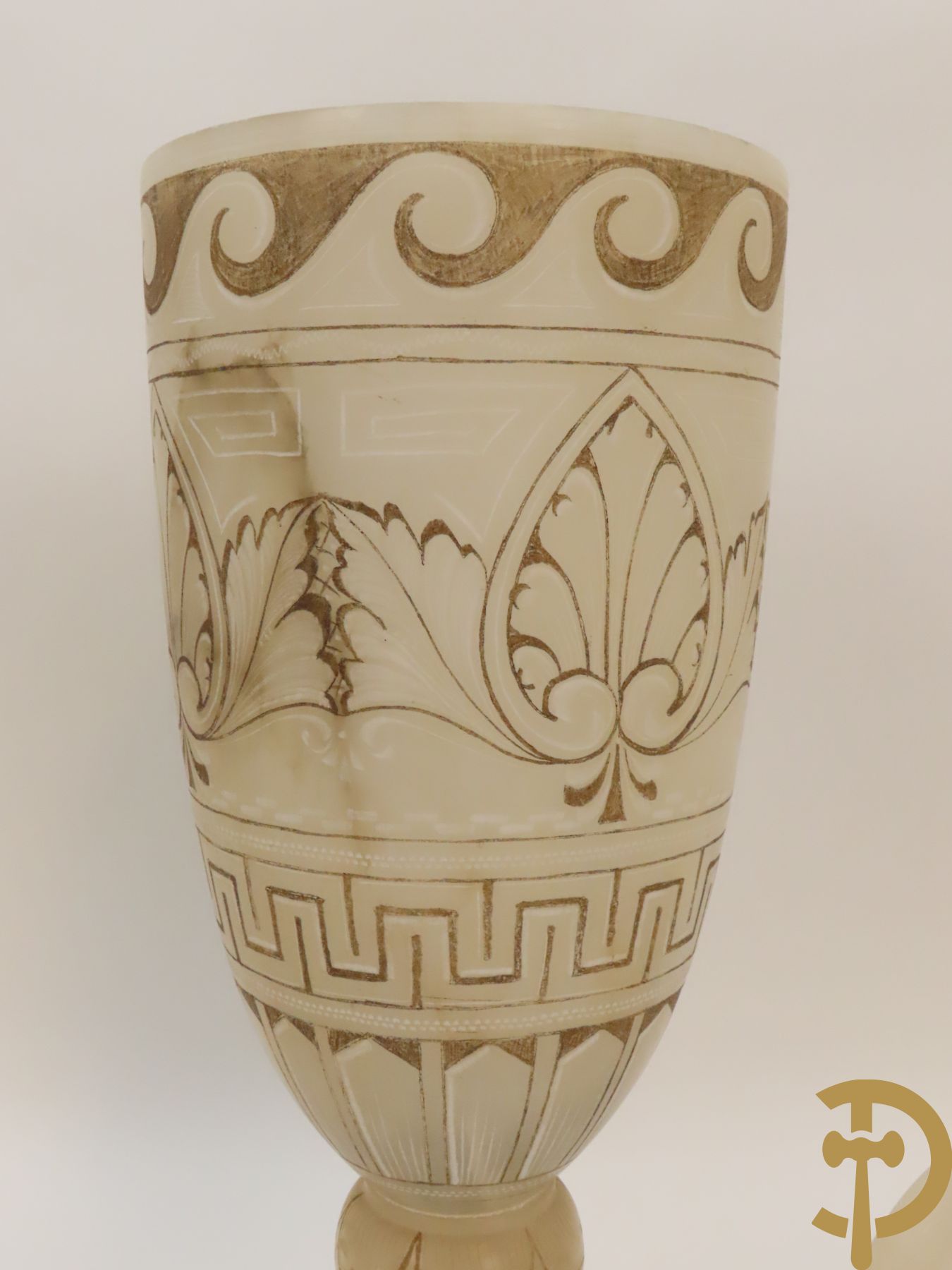 Paar handgesculpteerde onix marmeren Italiaanse potiches met accanthusraken en meanderend decor