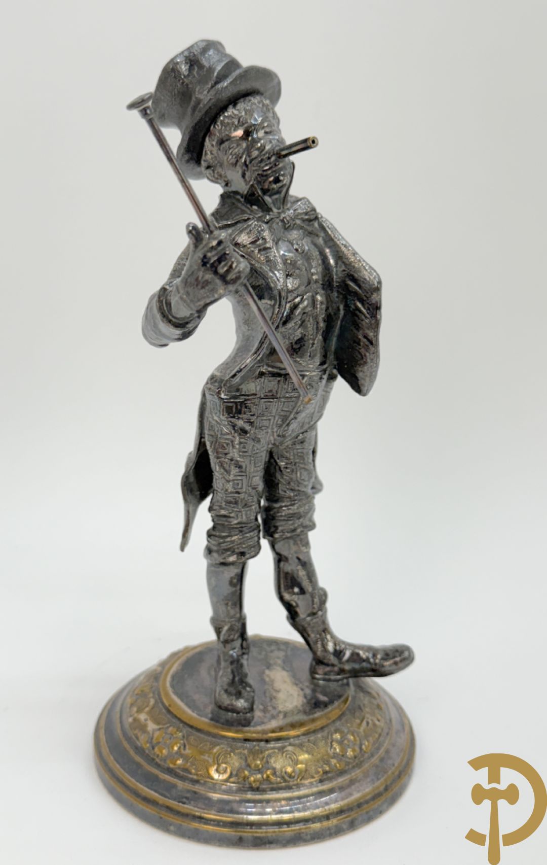 Ongetekend verzilverd metalen beeldje van circusdirecteur met afneembare hoed