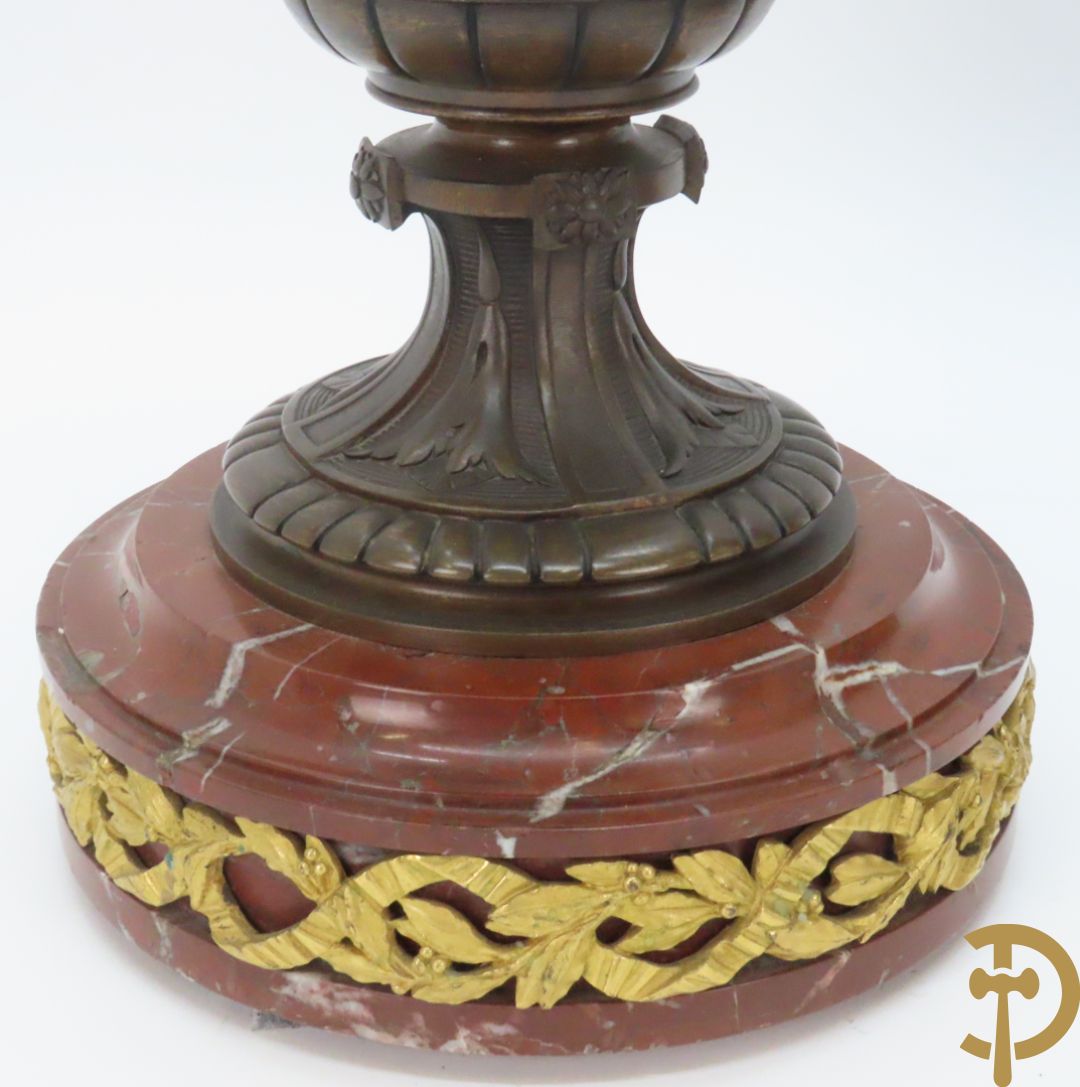 Paar bronzen cassolettes omgeven door dansende cupido