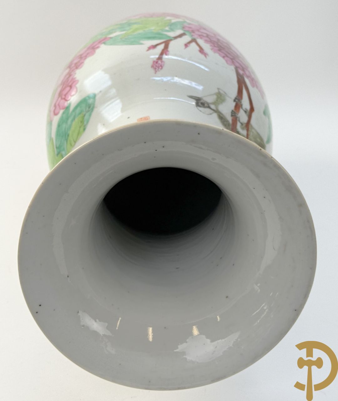 Paar Chinese porseleinen vazen met bloemen- en vogeldecor, achteraan getekend