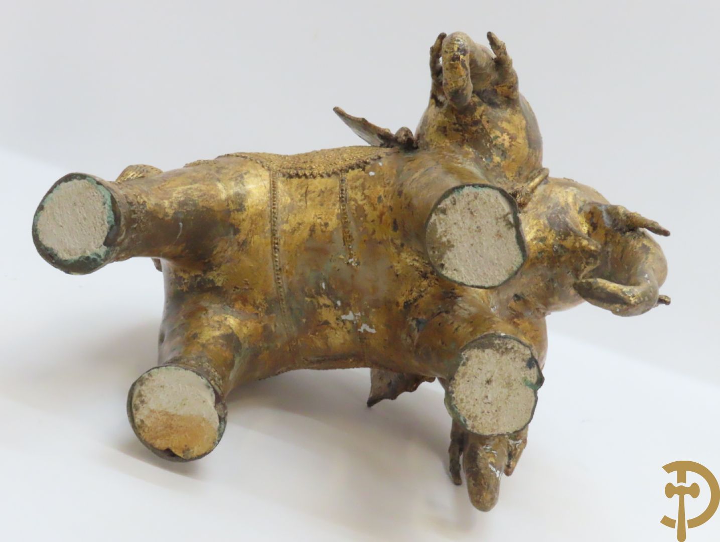 Orientaalse kopersculptuur van driekoppige olifant met boedhisatsvat + koperen boedhistische figuur met snaarinstrument