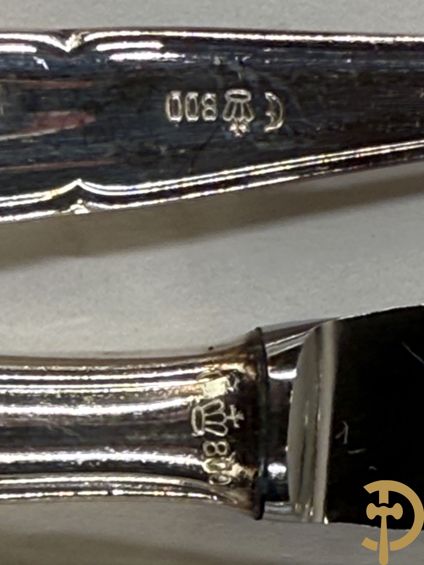 Massief zilveren Duits bestek in koffer bestaande uit 12 lepels, 12 vorken, 12 dessertlepels, 12 dessertvorken, 12 messen, 12 dessertmessen, 12 visvorken, 12 vislepels, 12 ijslepels, 12 mokkalepels, 12 kreeftenvorken, 12 kleine vorkjes, 3 koffielepeltjes en 14 losse stukken