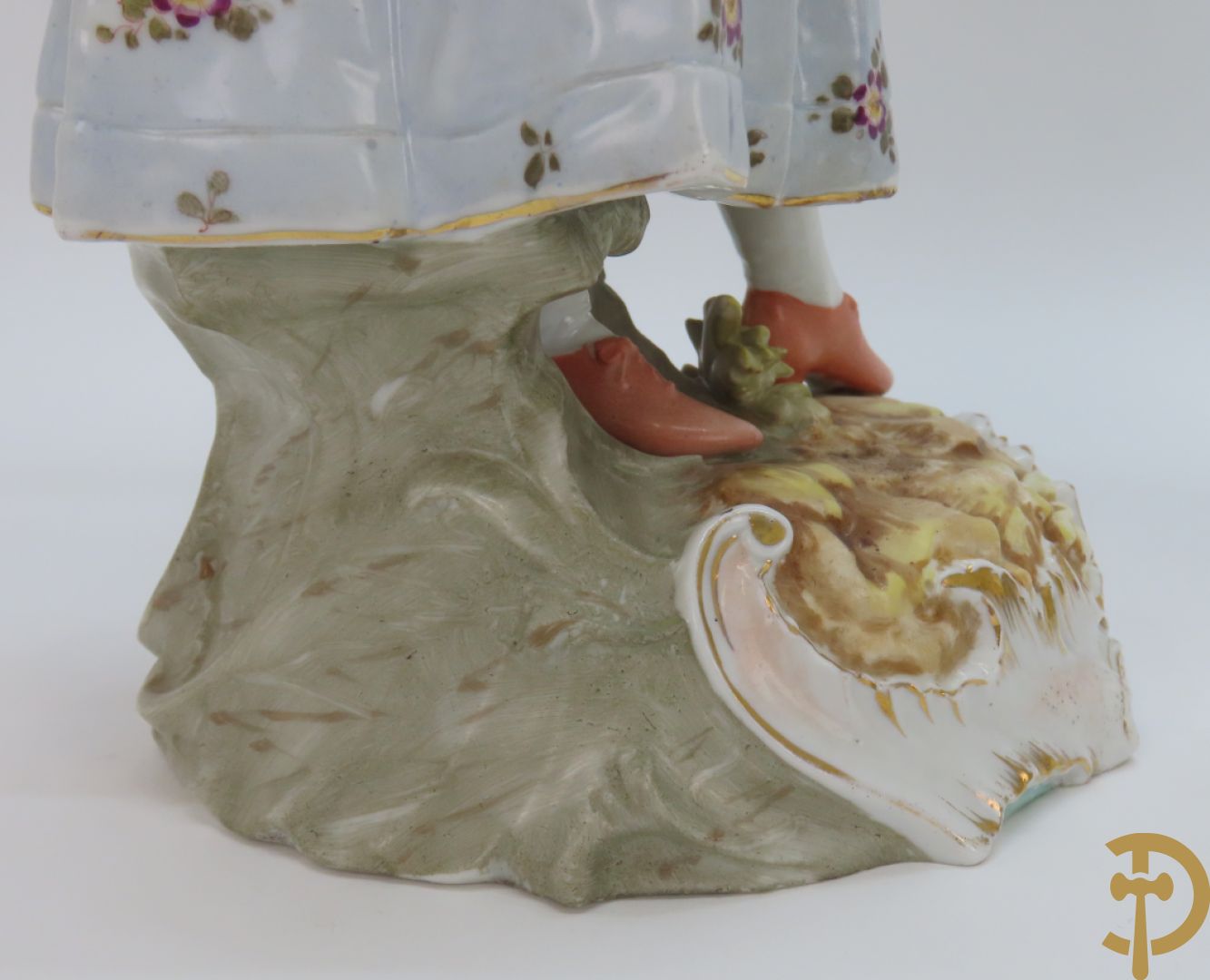 Paar meerkleurige porseleinen beelden van romantisch koppel , onderaan gemerkt