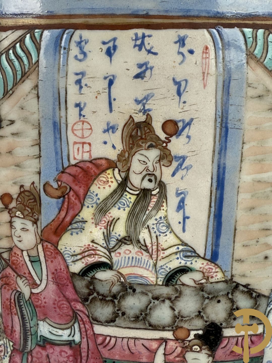 Chinese porseleinen vaas met geanimeerd decor en fond van bloemen, Kanton 19e