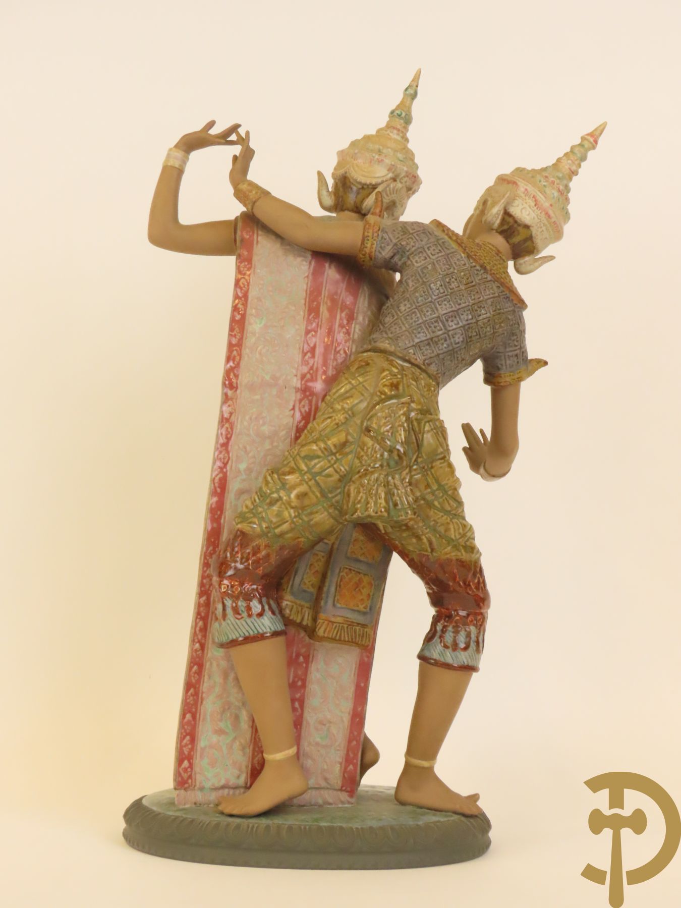 Thaise danseres met jongeman in keramiek, onderaan gemerkt Lladro