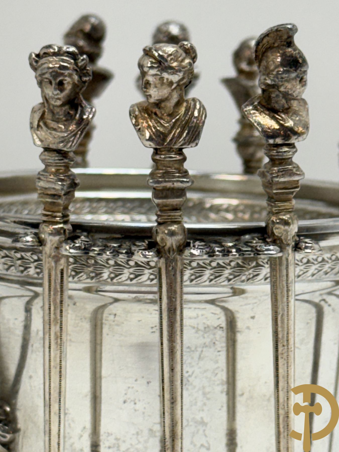 Massief zilveren suikerpot met 12 bijhorende massief zilveren lepeltjes bezet met koppen naar de antieken