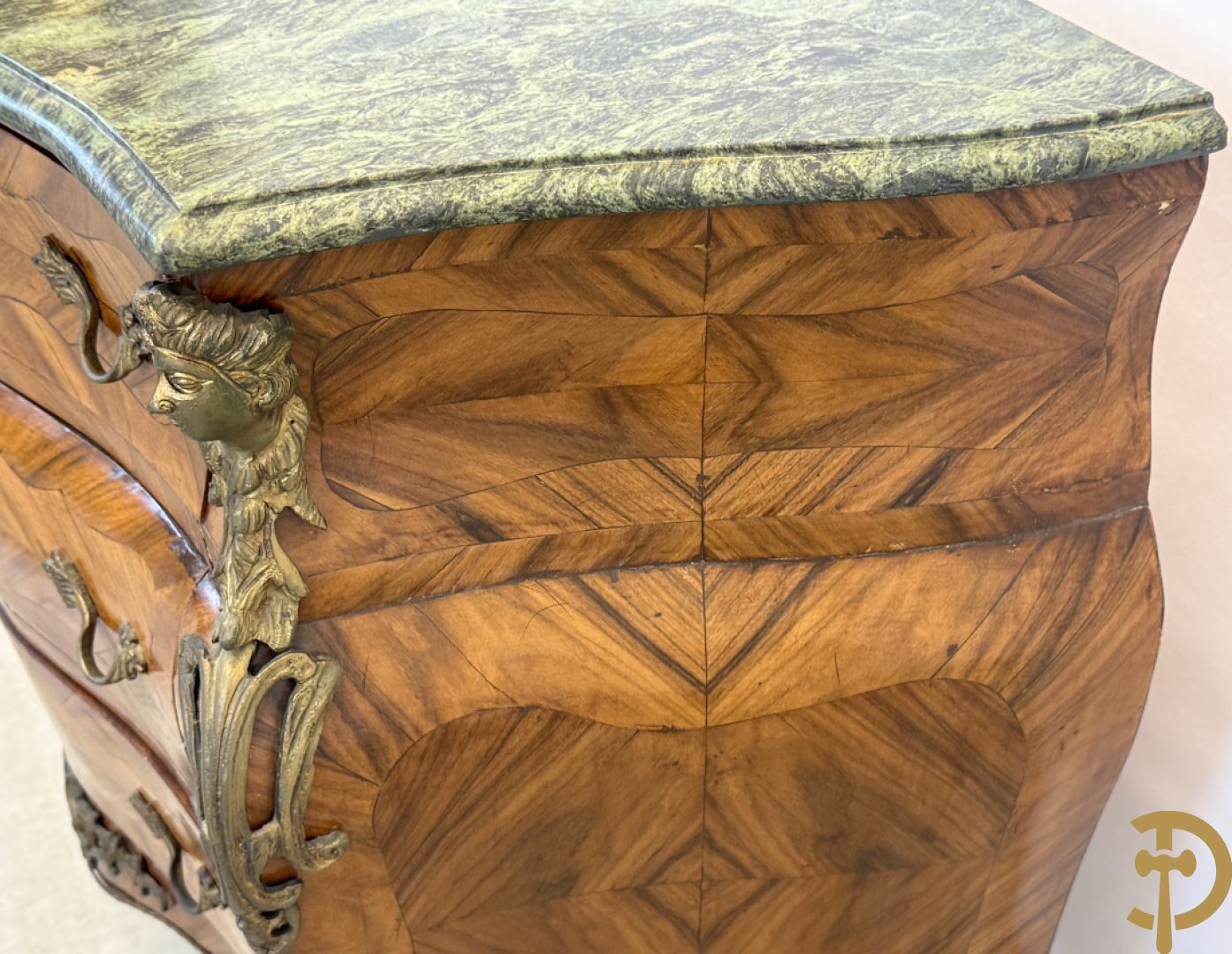 Notelaren drielandencommode met bronsbeslag en groen marmeren blad