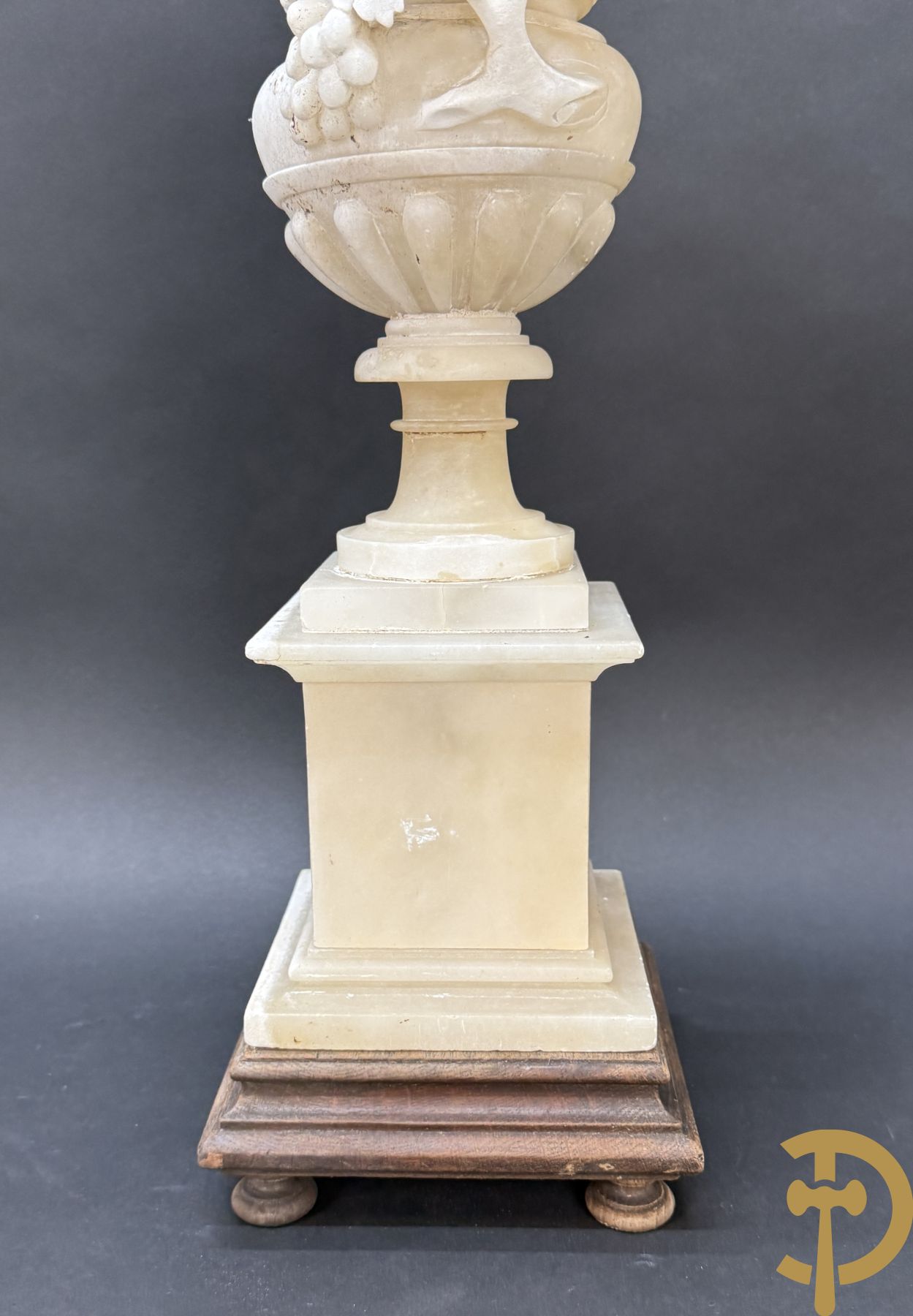 Paar handgesculpteerde albasten vazen met bloemen- en accanthusranken