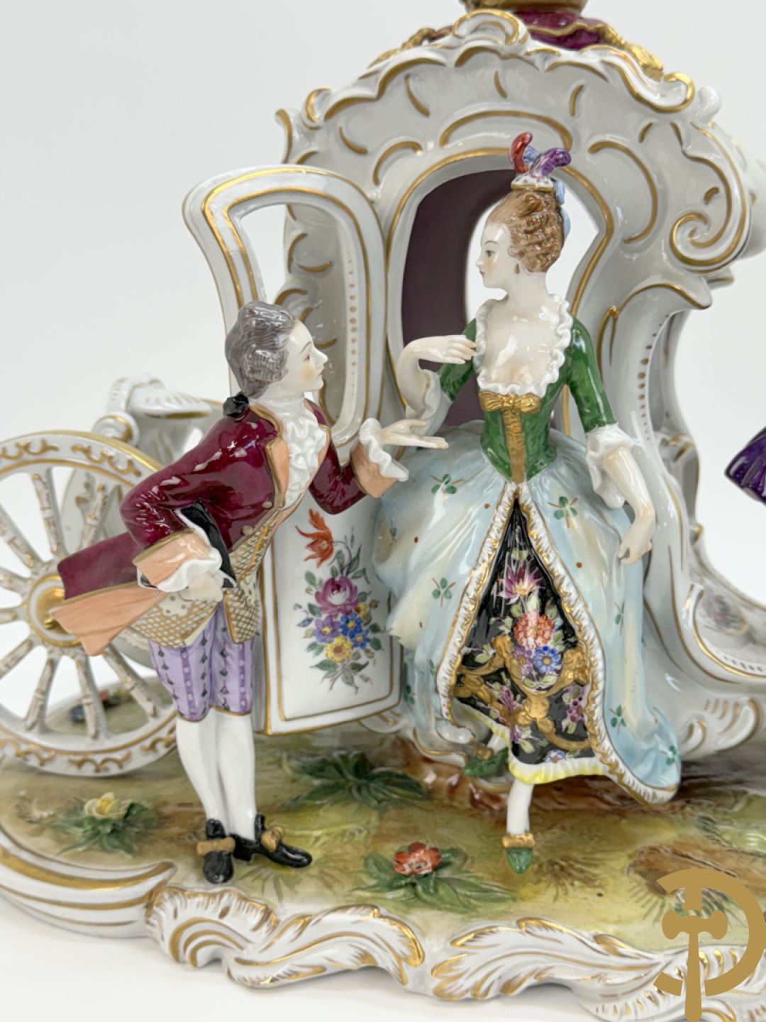 Porseleinen meerkleurige groep met koets, edeldame, lakei, ruiter en 2 paarden