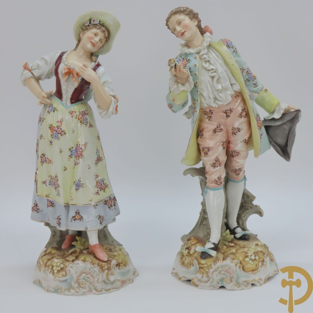 Paar meerkleurige porseleinen beelden van romantisch koppel , onderaan gemerkt