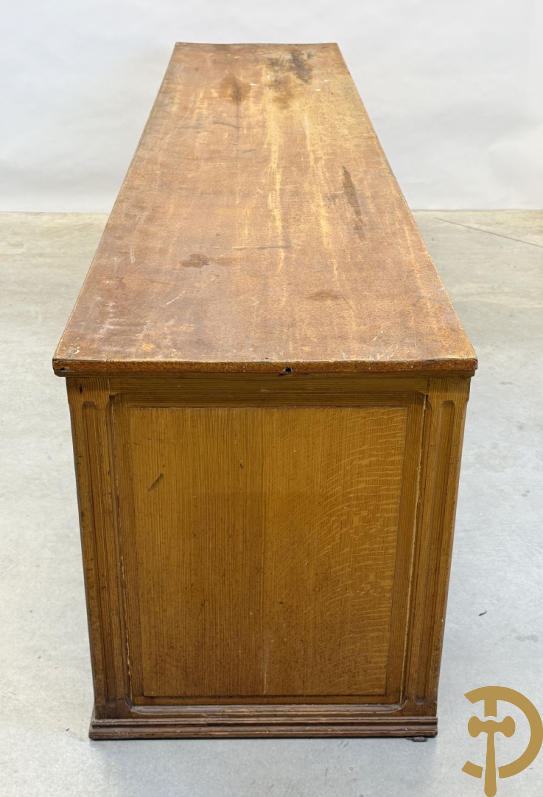 Pine winkeltoog met étagère in faux bois beschilderd