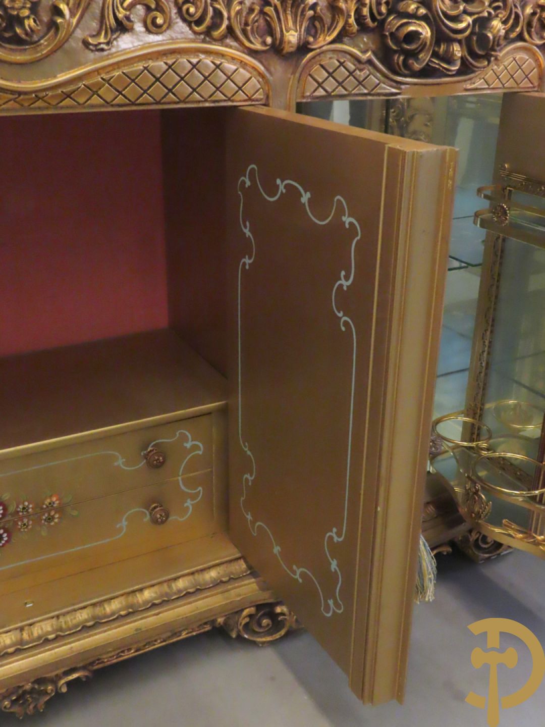 Uitzonderlijke vergulde Louis XV eetkamer bestaande uit vijfdeursdressoir met voluutvormige accanthusranken en rocailles, beschilderd met bloemenmotieven en centraal tafererel met hoornen des overvloeds + bijhorende spiegel vergulde tafel op voluutvormige poten met zes bijhorende stoelen + vitrine met accanthusranken en centrale deur, op voluutvormige poten