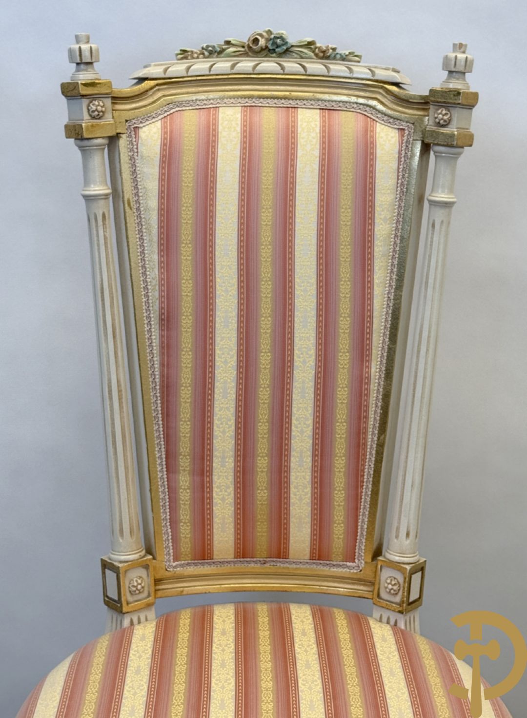 Italiaanse eetkamer met beschilderd bloemenmotief bestaande uit vierdeursdressoir met beschilderde bloemenmotieven, accanthusranken en glazen blad, tafel op gesculpteerde poten en 6 stoelen