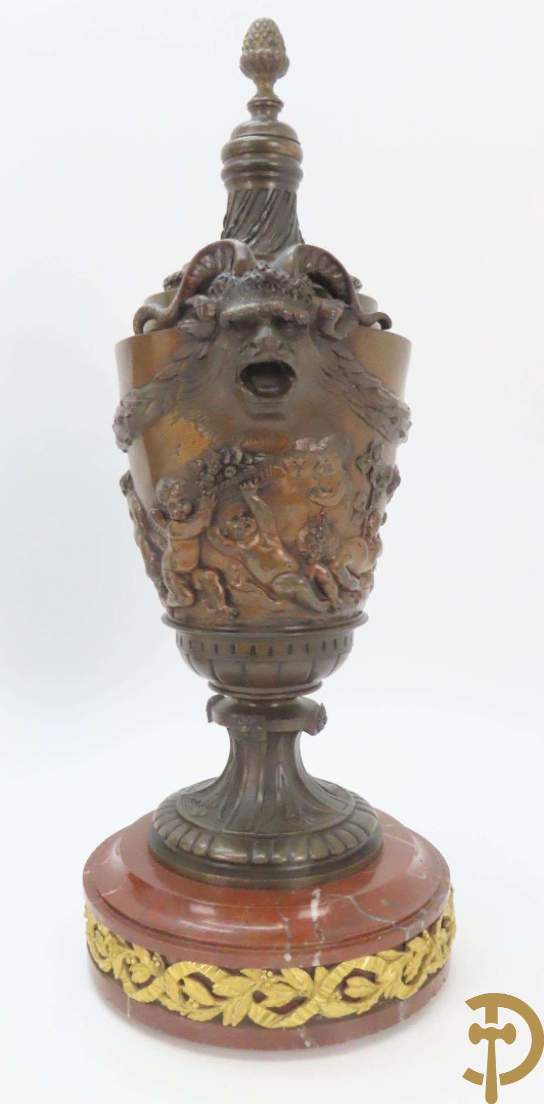 Paar bronzen cassolettes omgeven door dansende cupido