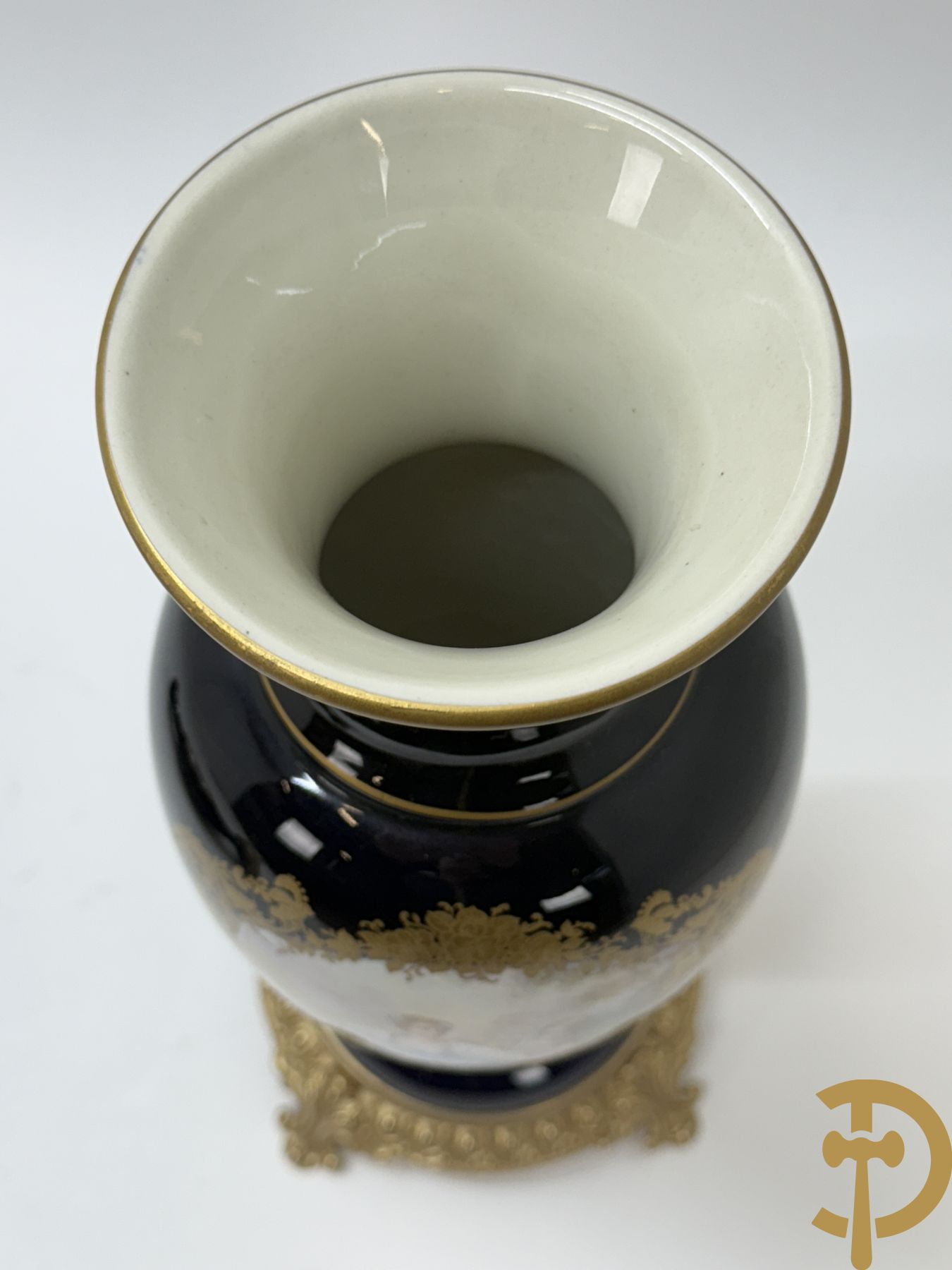 Paar kobaltblauwe porseleinen vazen met romantisch decor op koperen voet, ACF gemerkt