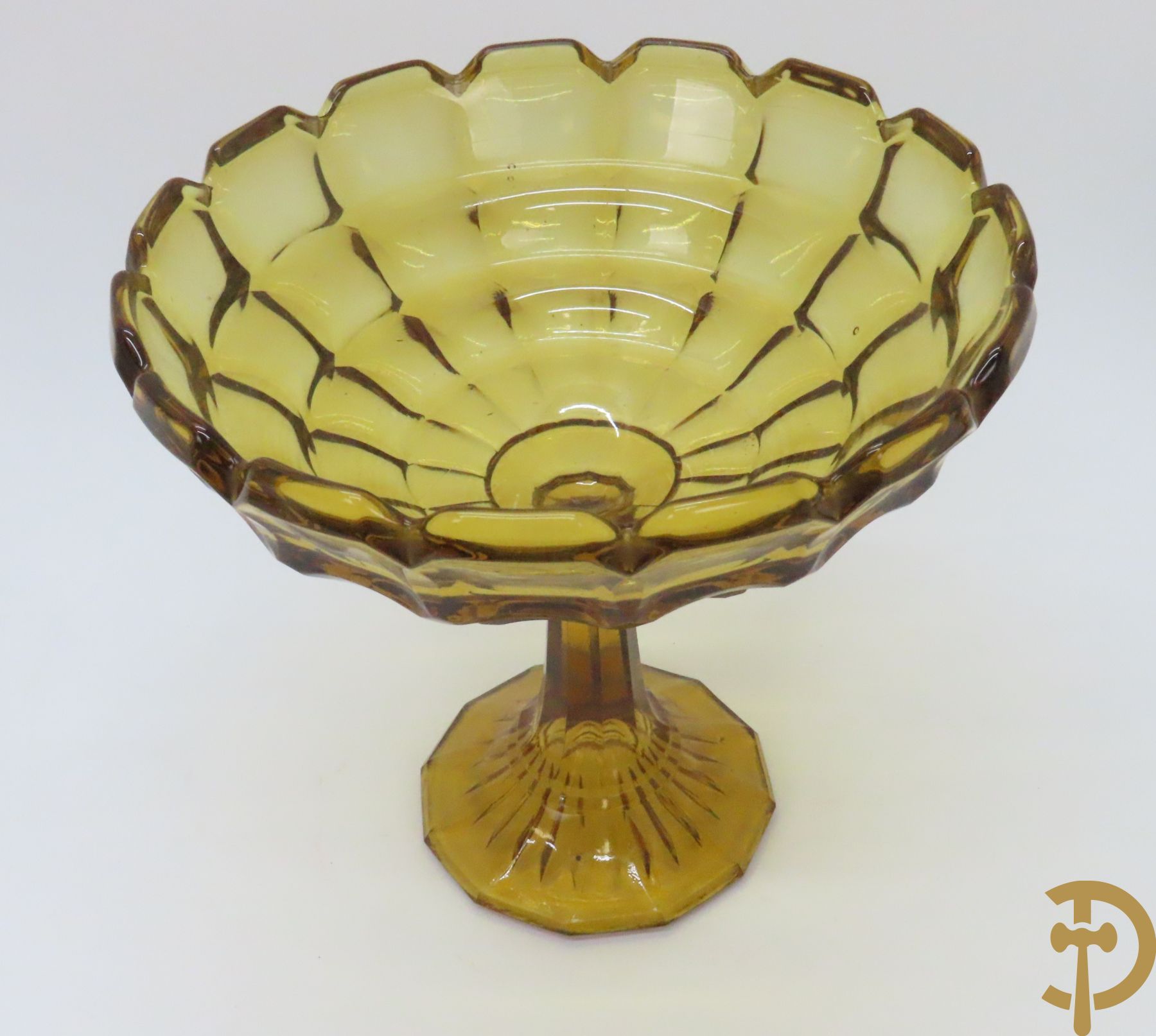 Vier coupes in gekleurd geperst Val-Saint-Lambert glaswerk + 3 coupes Scailmont