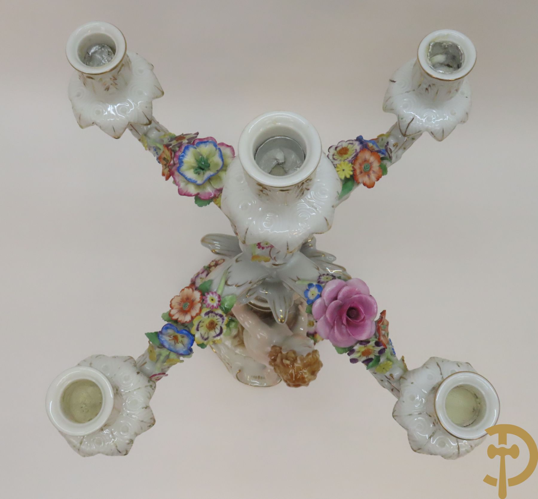 Twee porseleinen vijfarmige kandelaars met cupido