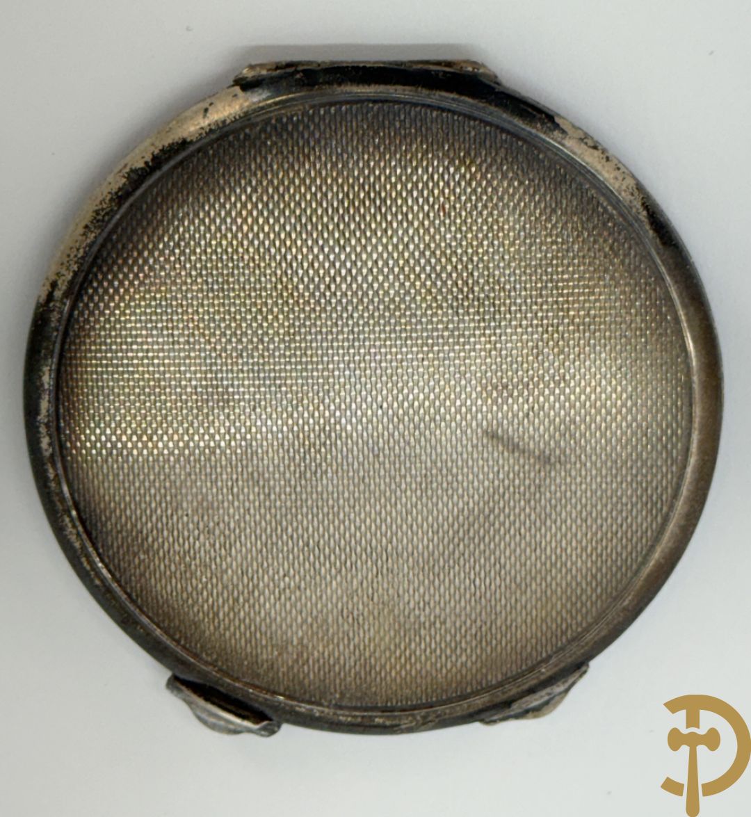 Massief zilveren sigarettenhouder bezet met email bovenaan, Engels gemerkt, in schrijn + massief zilveren poederdoos bezet met email in schrijn