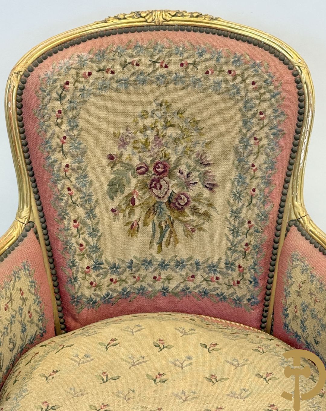 Vergulde Louis XVI chaise longue bezet met petit points met bloemendecor