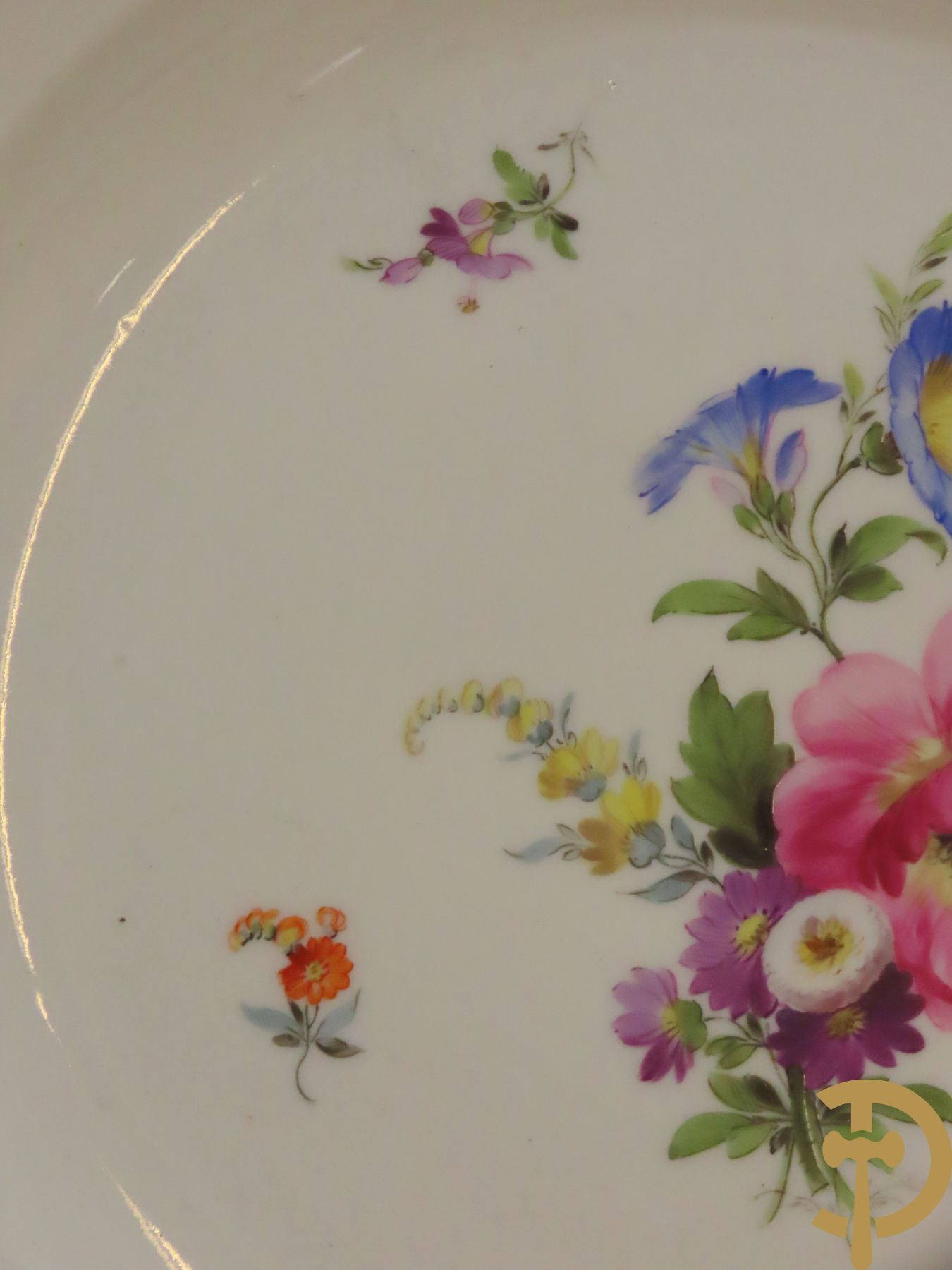 Zes porseleinen borden onder gemerkt met zwaarden / Meissen : 1 bord met stadstafereel, 1 verlucht bord met drakendecor, 1 bord met vogeldecor, 1 met bloemen en 2 met bloemendecor omgeven door vergulde rand