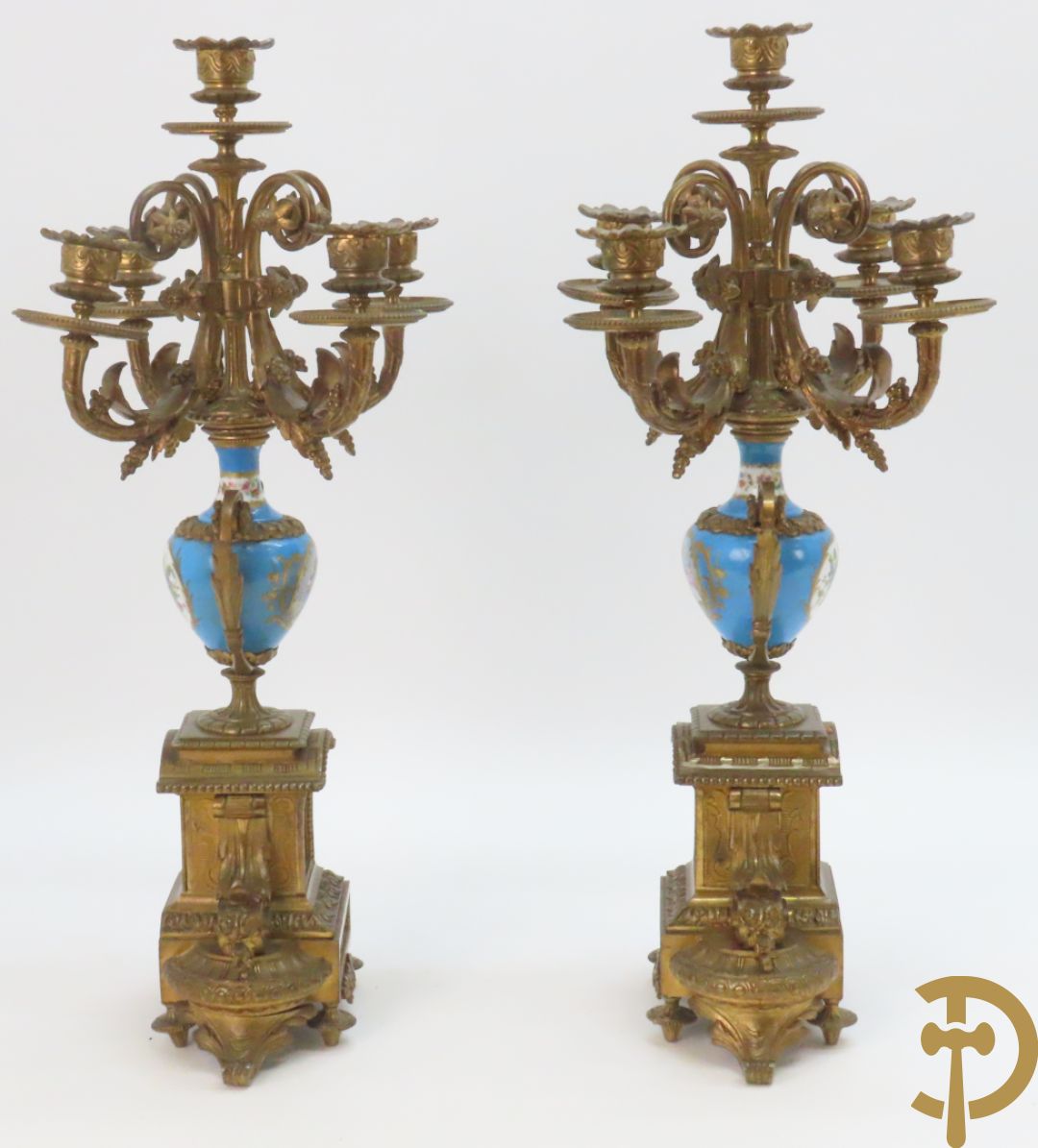 Driedelige bronzen garnituur bezet met Sèvres porselein bestaande uit pendule geflankeerd door paar cupido