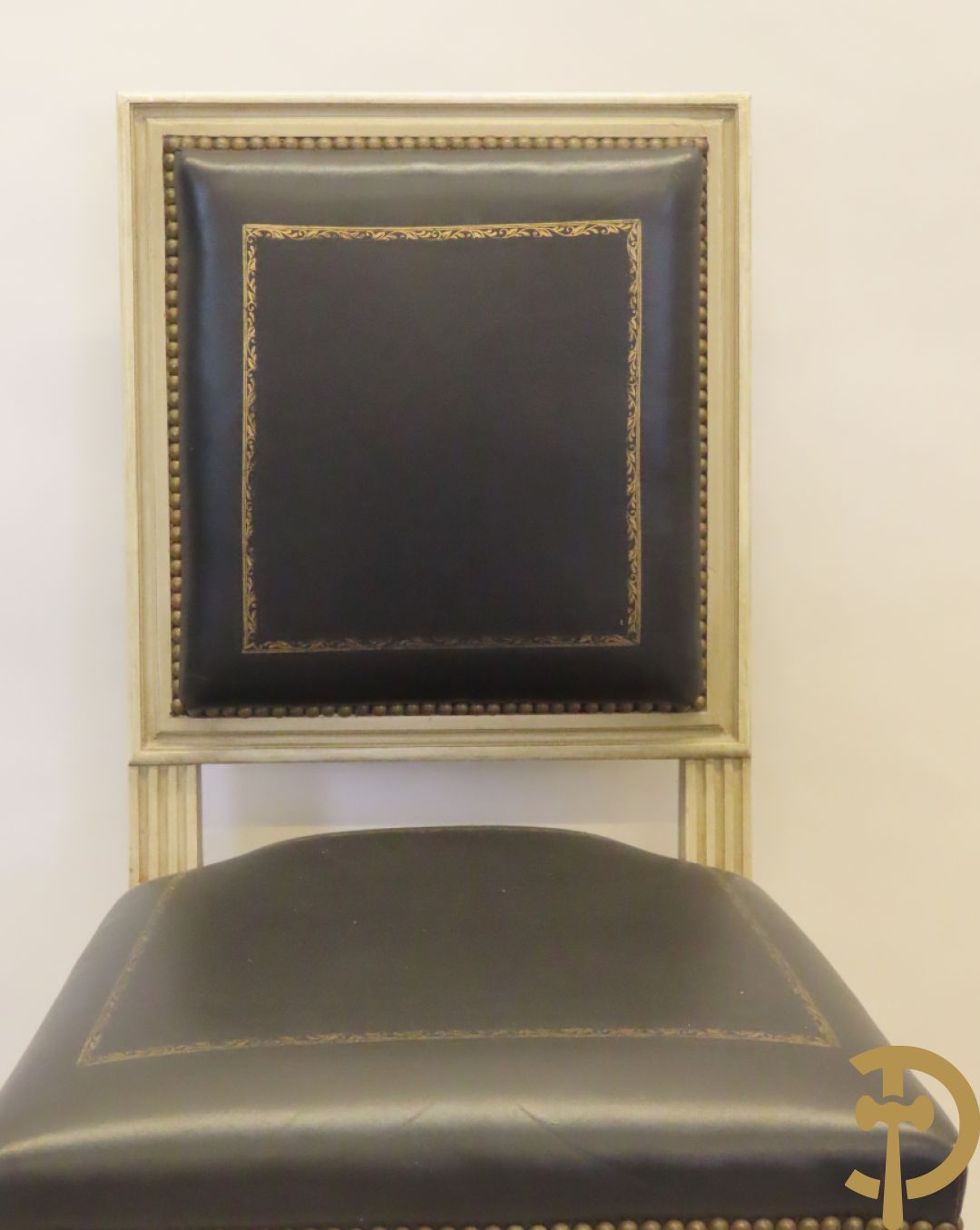 Notelaren eetkamer Louis XVI stijl bestaande uit vijfdeursdressoir met bloemenmarquetterie, bronsbeslag en wit marmeren blad, ovale uittrekbare tafel, 6 stoelen met leder bekleed en gegalbeerde vitrine met geslepen ruitjes