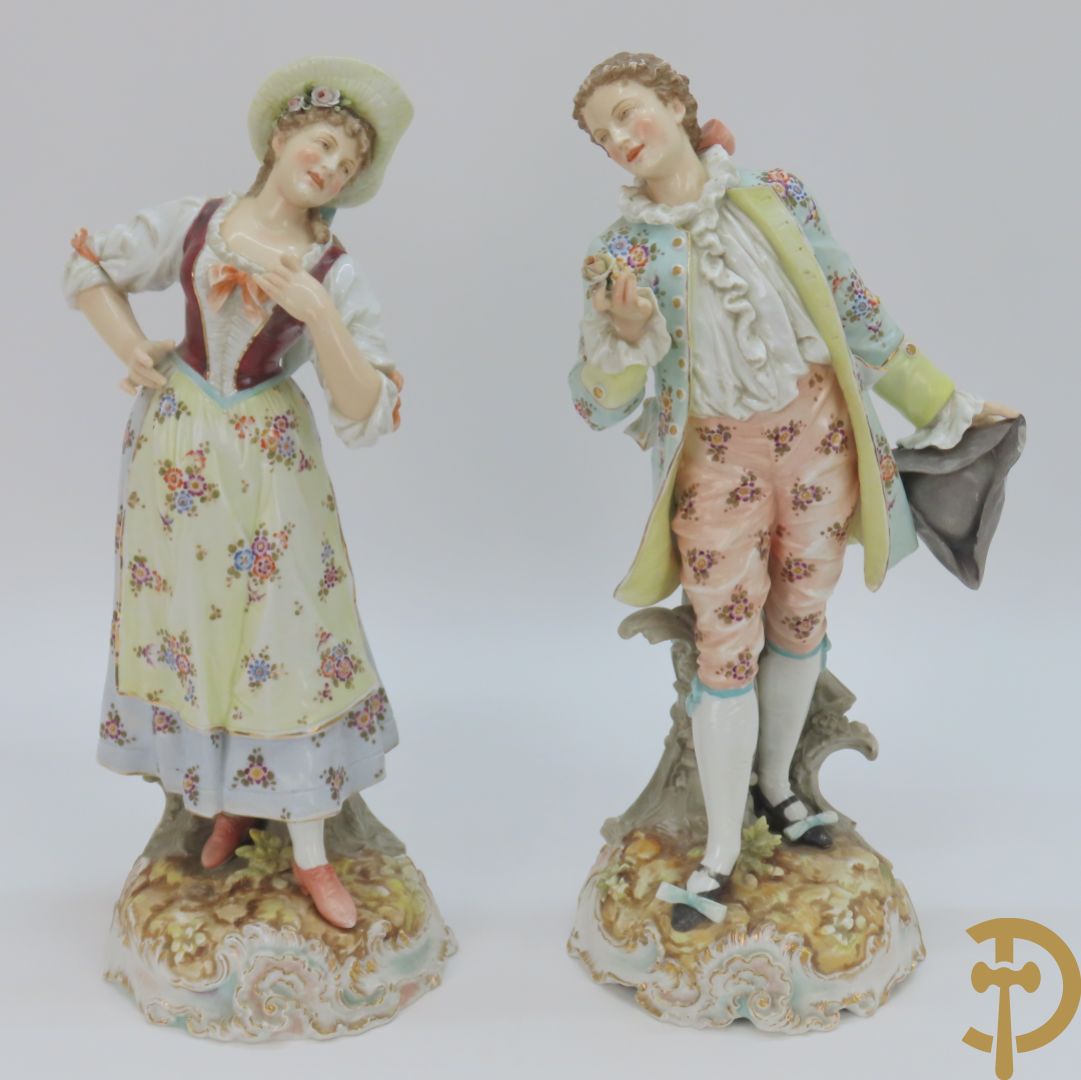 Paar meerkleurige porseleinen beelden van romantisch koppel , onderaan gemerkt