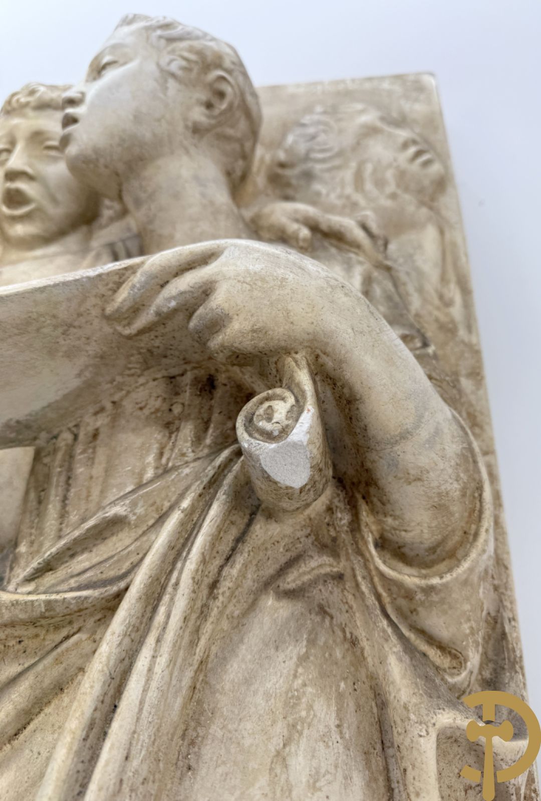 Gipsen basrelief met een zingend jongerenkoor