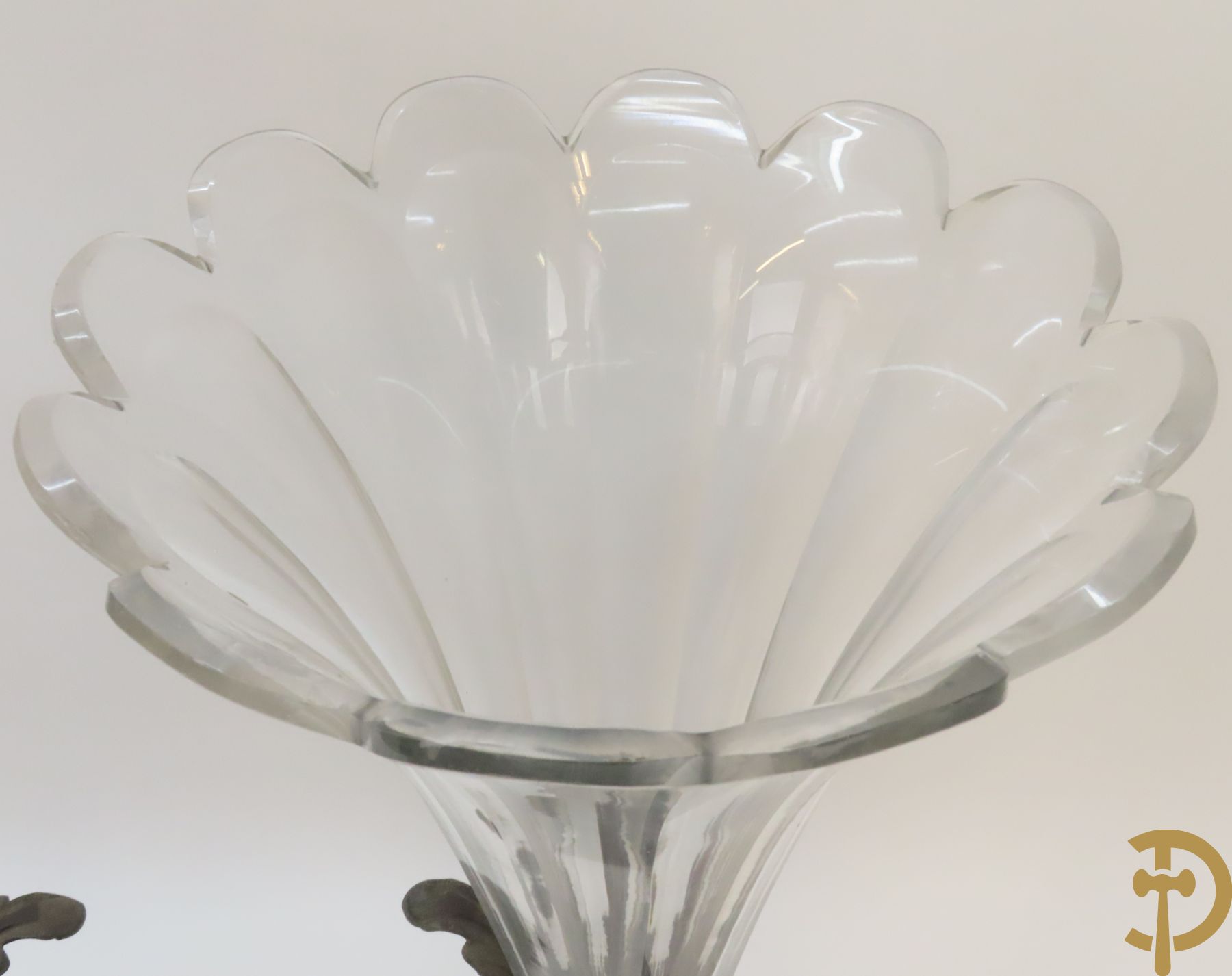 Paar kunstbronzen pique fleurs met kristallen geslepen fluiten