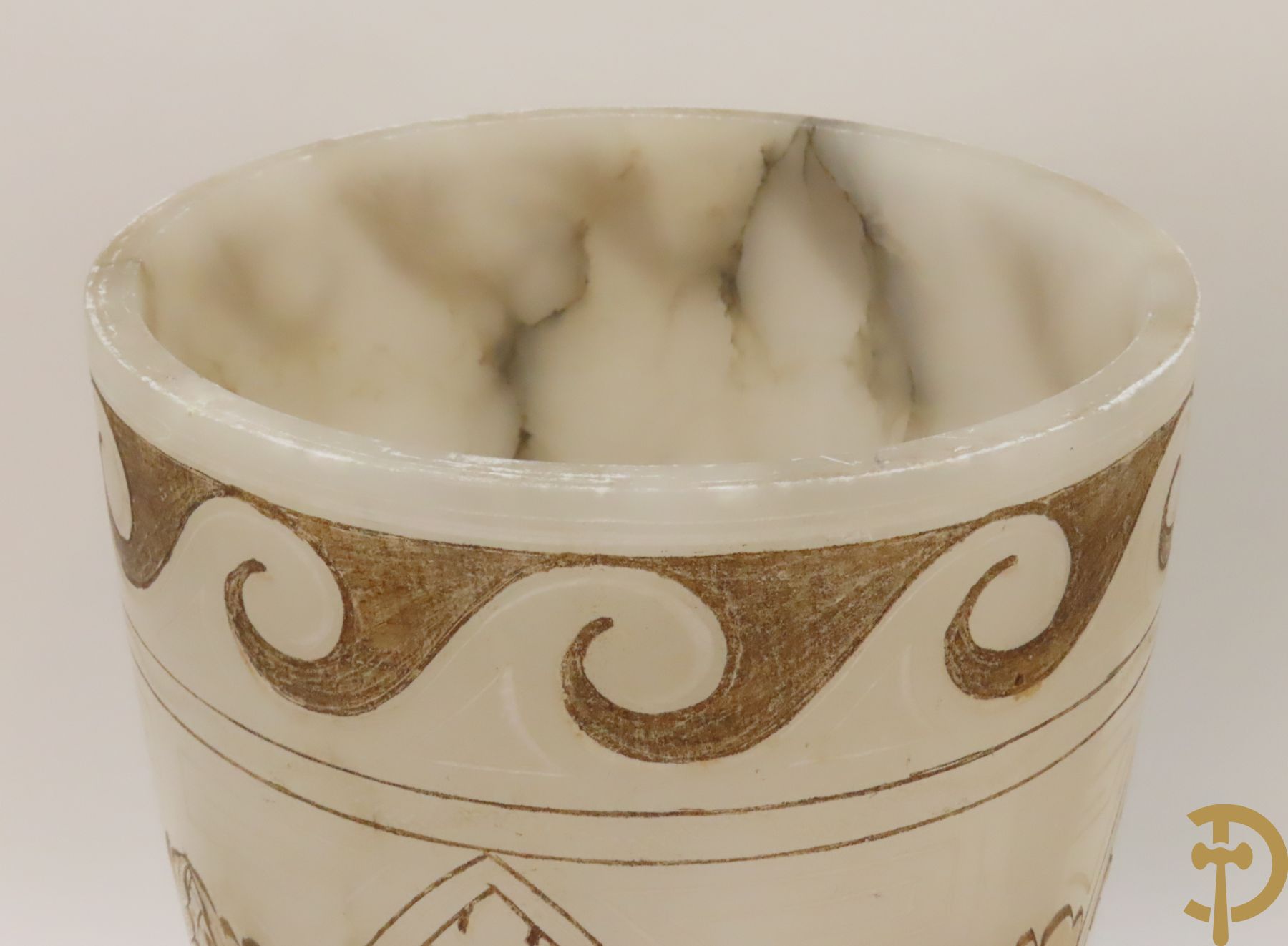 Paar handgesculpteerde onix marmeren Italiaanse potiches met accanthusraken en meanderend decor