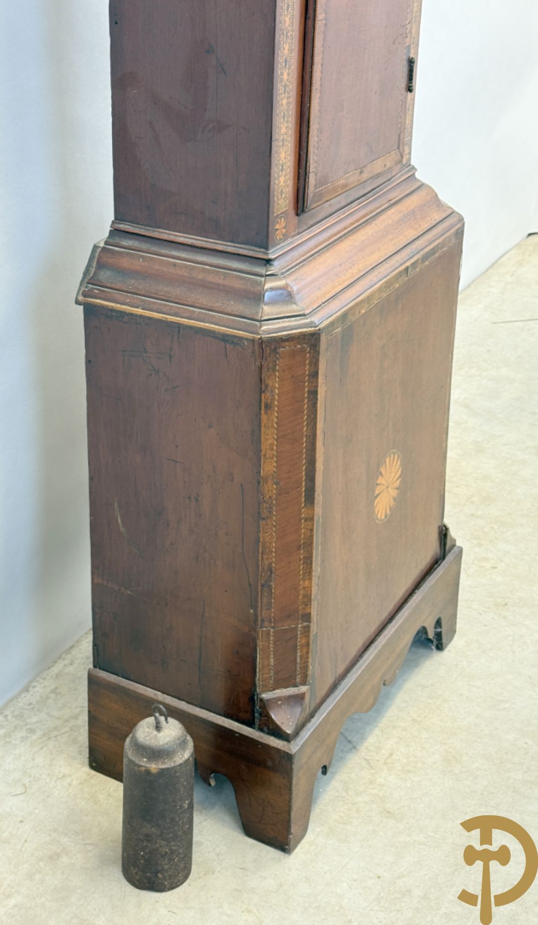 Engelse staande grootvadersklok met handbeschilderd tafereel in de wijzerplaat