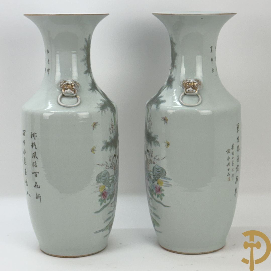 Paar Chinese porseleinen vazen met decor van dames in landschap