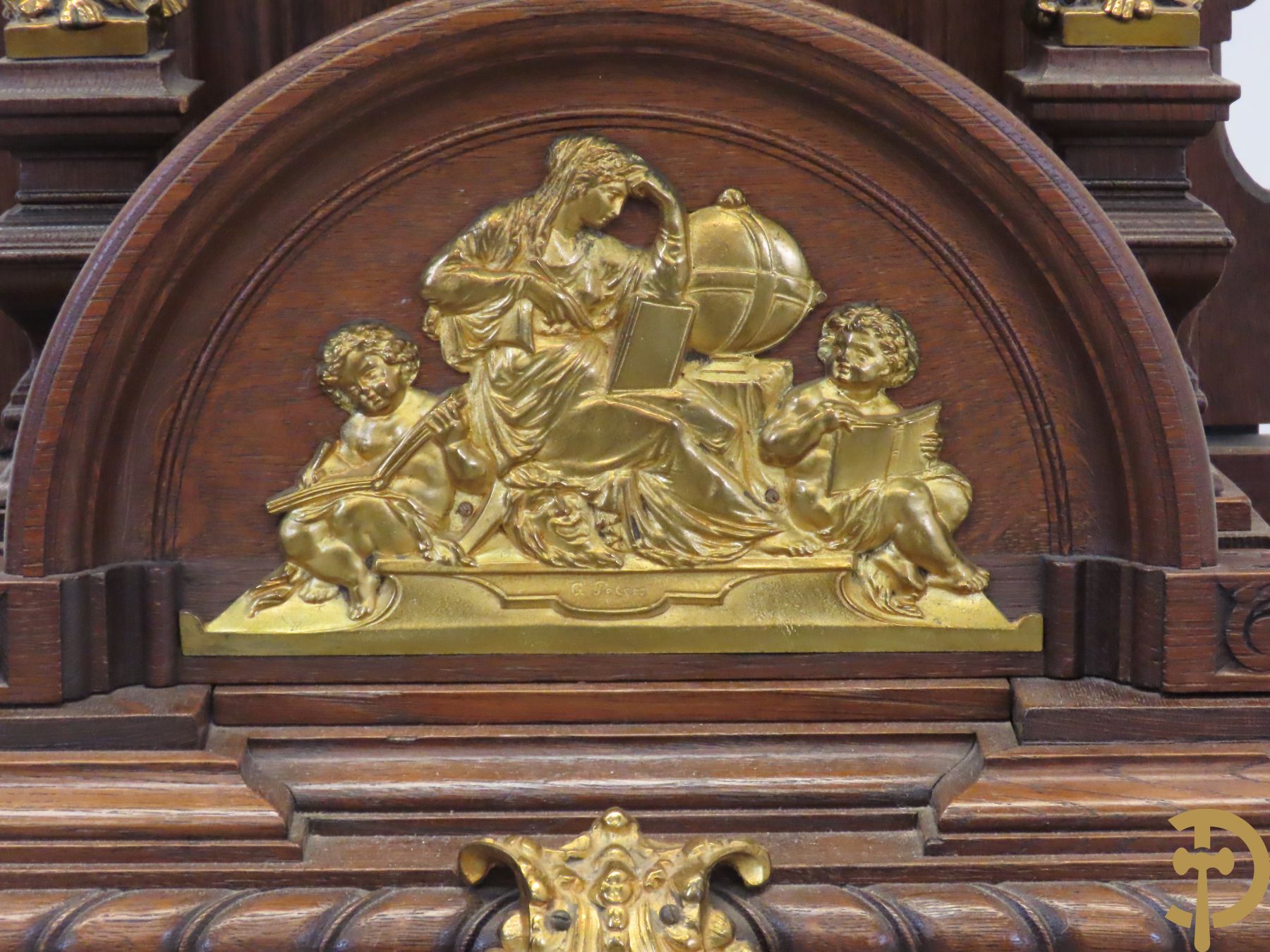 Staande klok met eikenhouten chassis en Neo Renaissance motieven bezet met bronsbeslag, bovenaan met bronzen cupido