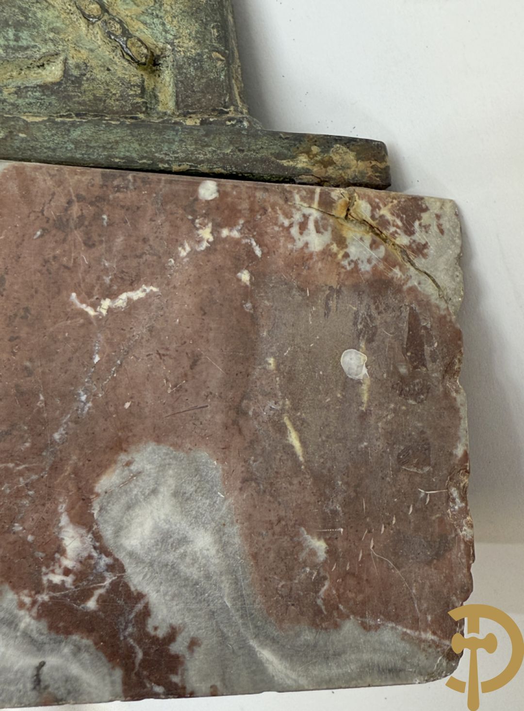 VAN CuL...(?) onleesbaar getekend achteraan Bronzen boegbeeld W.O. II Duits met tekens op marmeren sokkel