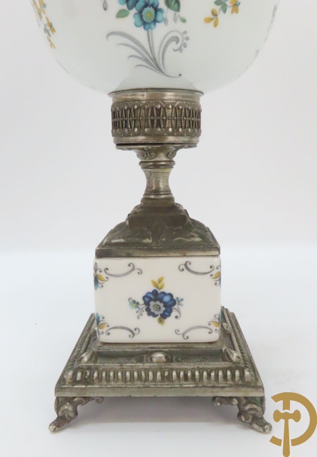 Twee porseleinen Stijl Sèvres cassolettes + dekselpotiche met bloemendecor + vijfarmige kandelaar Sèvres stijl, ACF