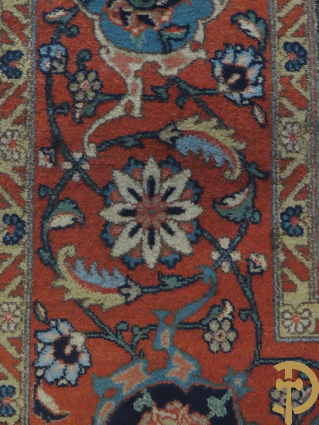 Oosters handgeknoopt tapijt met centraal decor op blauwe fond met bloemenmotieven