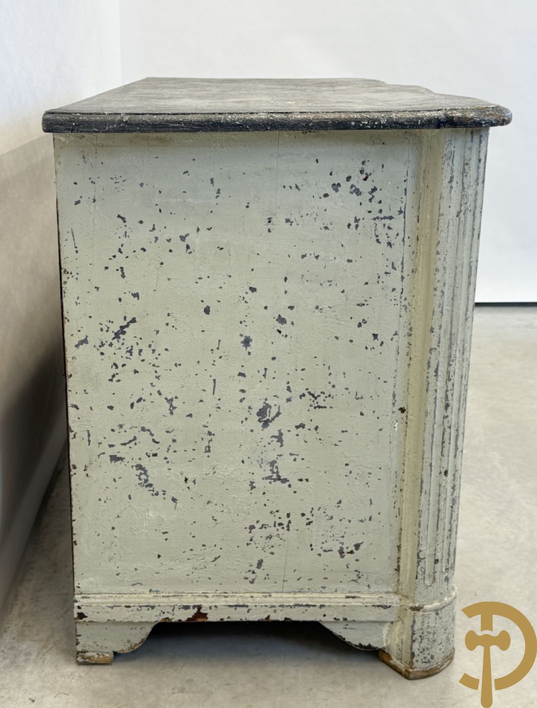 Gepatineerde 3 laden commode met bronzen trekkers en sleutelplaten