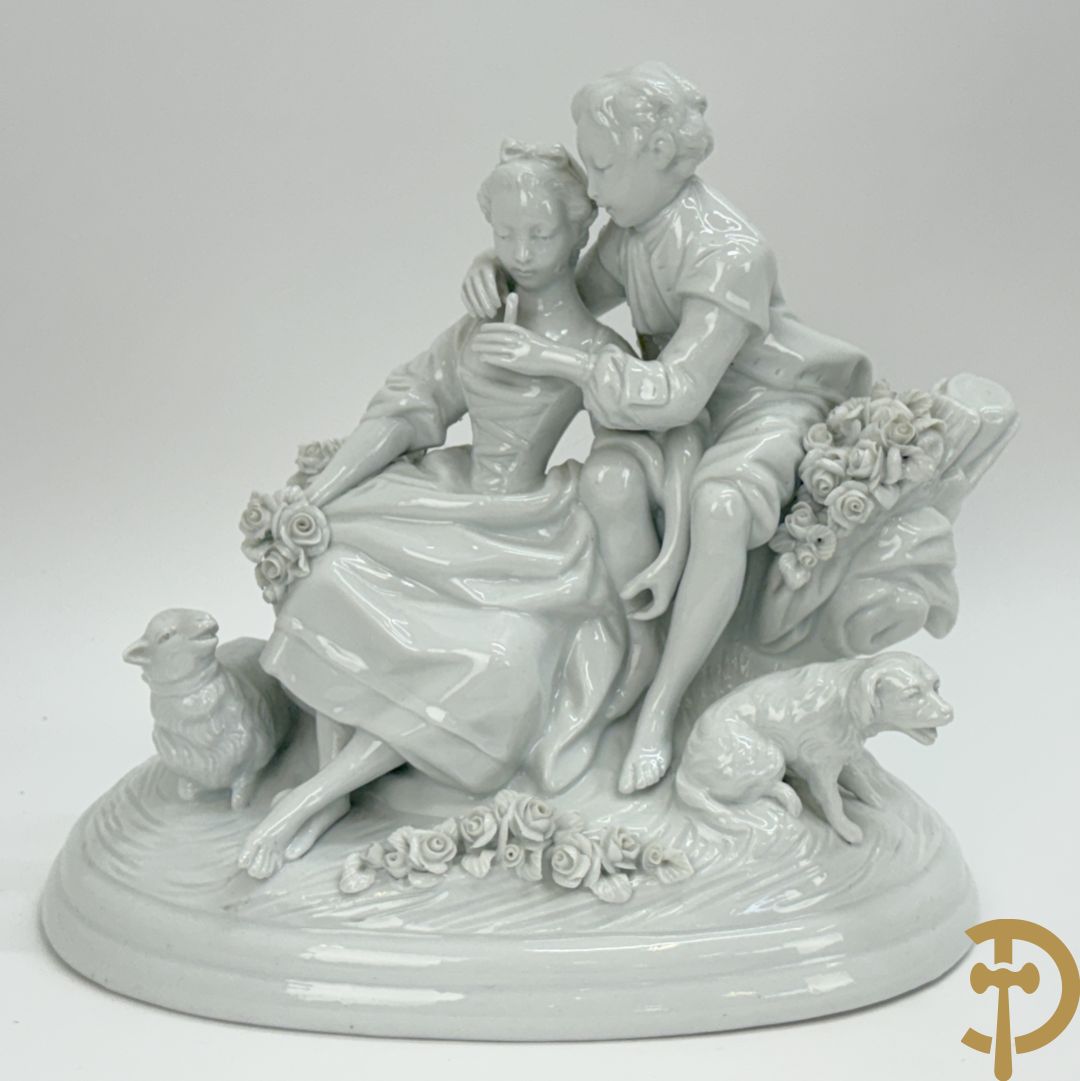 Milieu de table in porselein met bloemendecor + geajoureerde porseleinen Limoges coupe + porseleinen vaasje met cupido