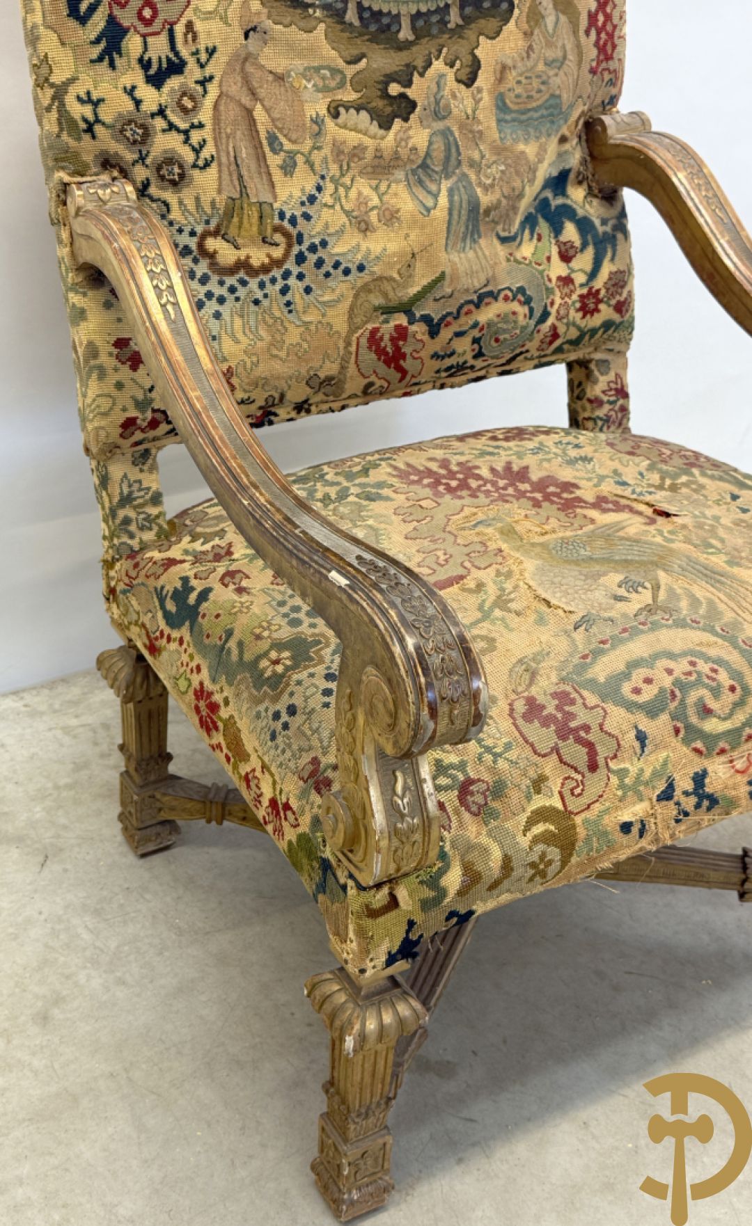 Vier vergulde Louis XIV kasteelarmzetels met geanimeerde scènes in petit points, 19e