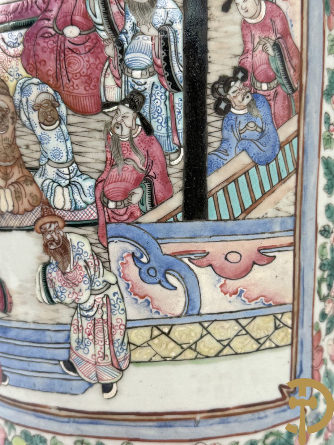 Chinese porseleinen vaas met geanimeerd decor en fond van bloemen, Kanton 19e