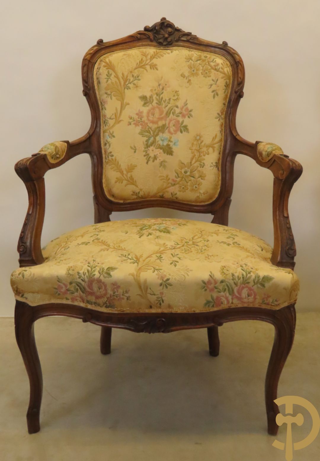 Vijfdelig Louis XV salonensemble in beuk bestaande uit tweezit, 2 armzetels en 2 stoelen