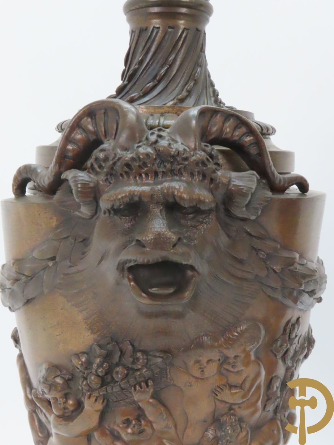 Paar bronzen cassolettes omgeven door dansende cupido