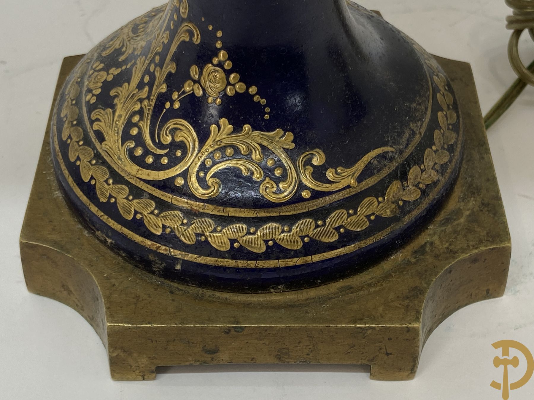 Paar kobaltblauwe porseleinen vazen met dubbel motief als lampadaire